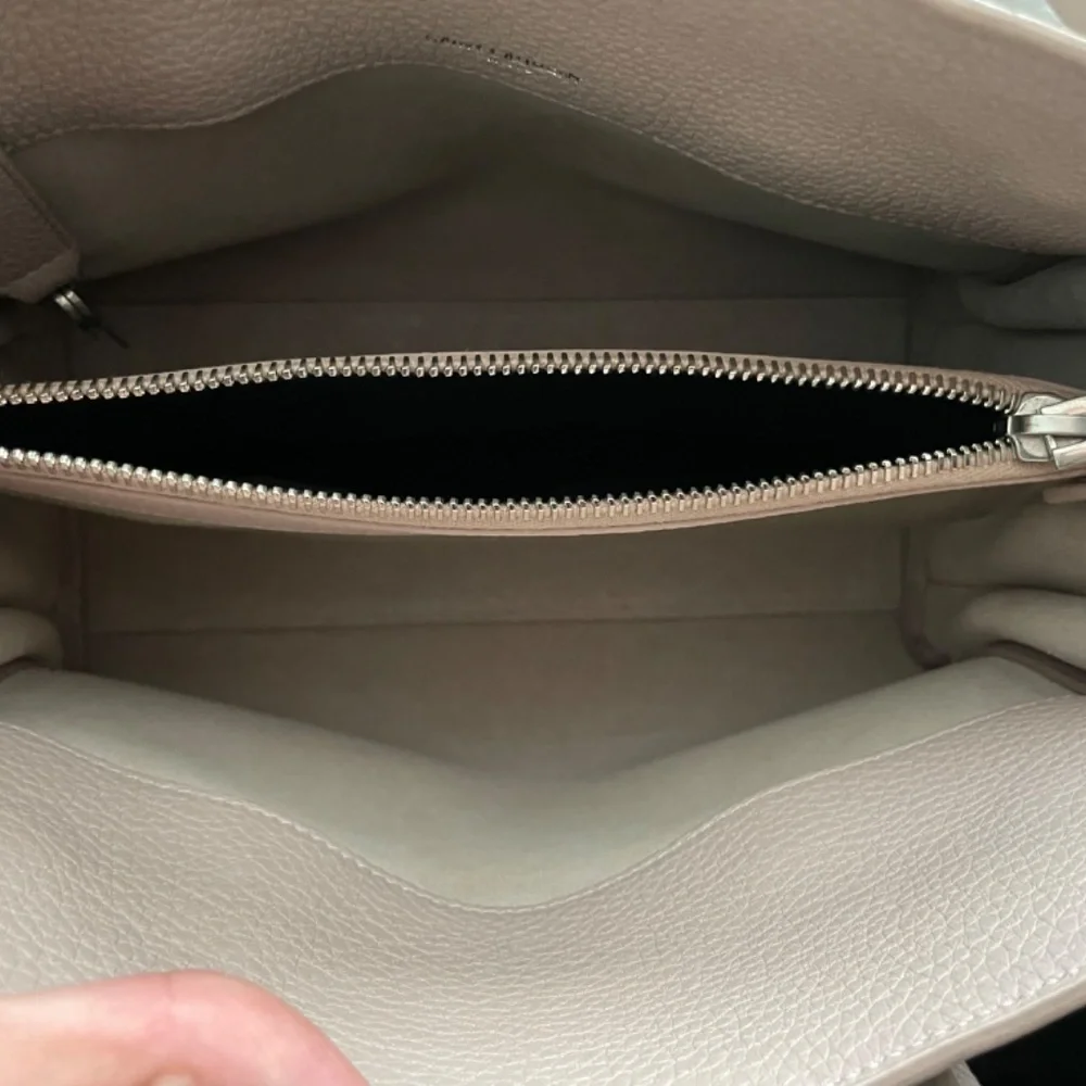 Saint Laurent Sac De Jour in Grained Leather (Baby) in color Poudre (soft mauve) - Picture 8 of 15